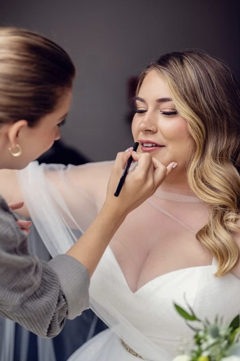 Applying a bride's lip liner